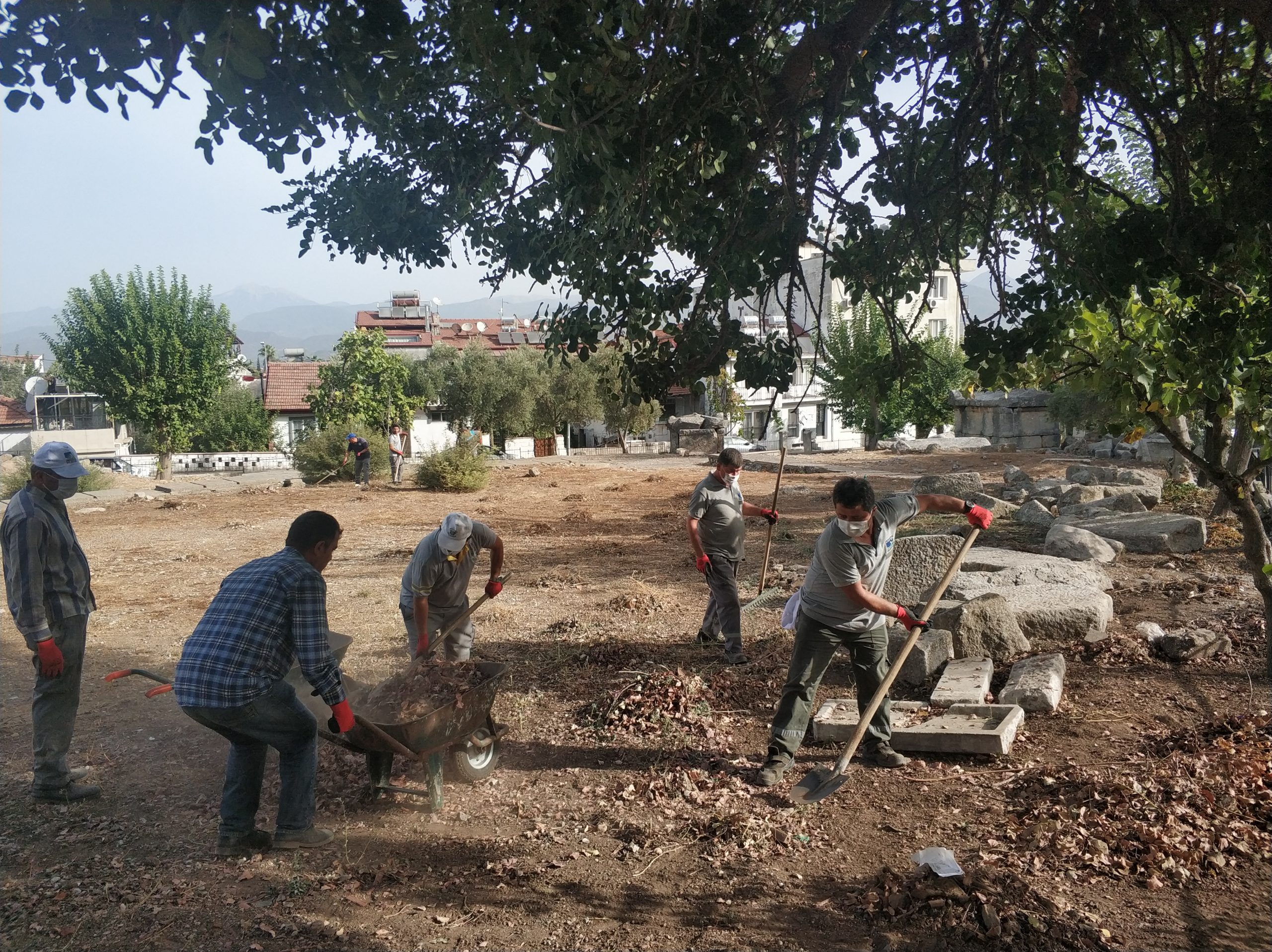 Municipality workers get stuck in cleaning up the heritage site (Image: Gudkova)