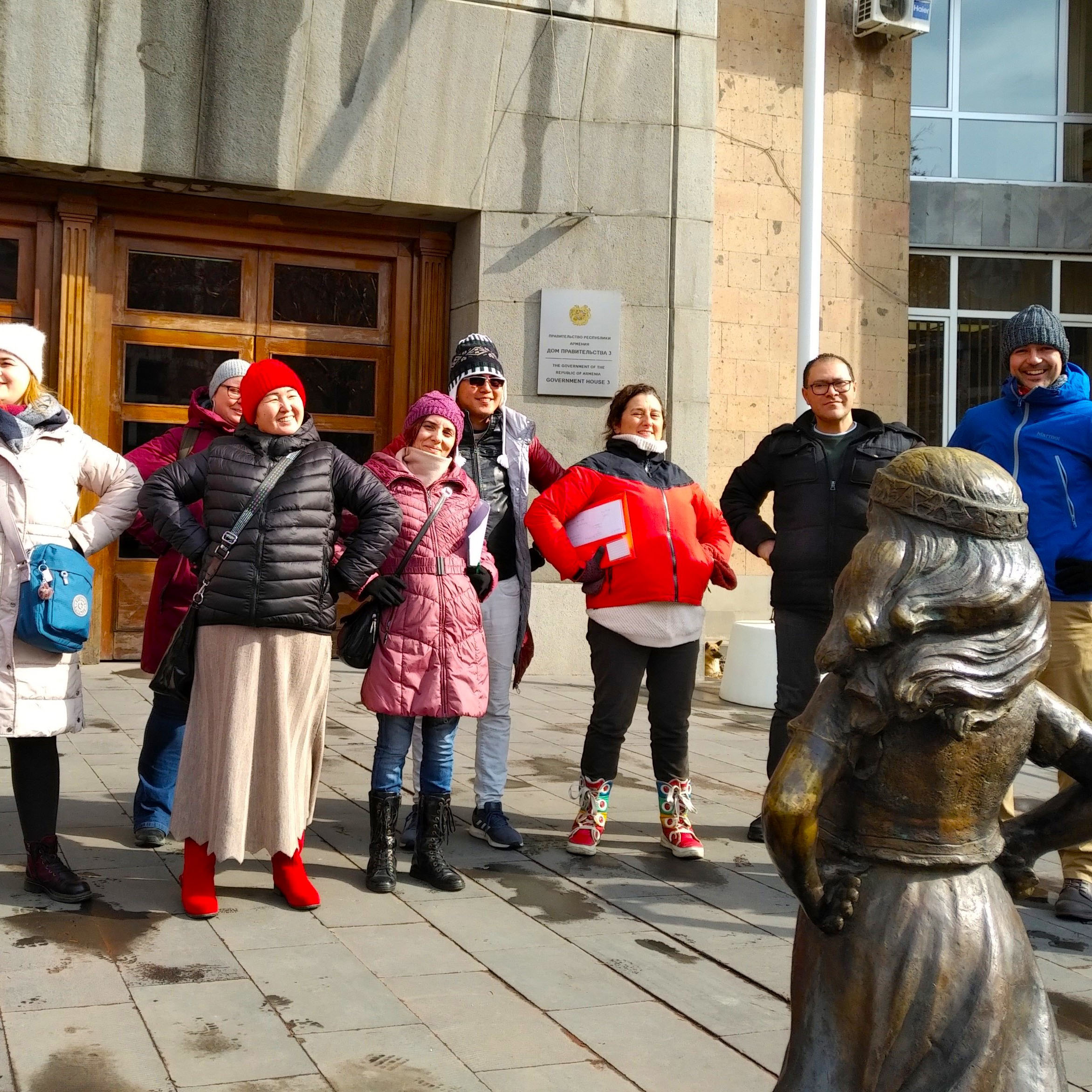 Group taking the posture of the statue, Image Viola Lewis